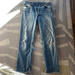 Selling these nicely worn in levi’s 501’s. They are light wash.